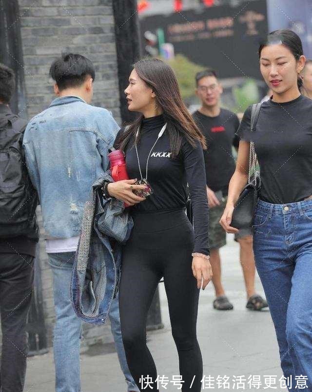装扮 青春朝气的打底裤装扮更显别样的韵味,休闲百搭又耐看,成熟魅力!