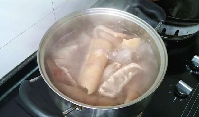 晶莹剔透|煮猪皮冻究竟该不该放酱油？想要晶莹剔透，除了加一步就是放点它