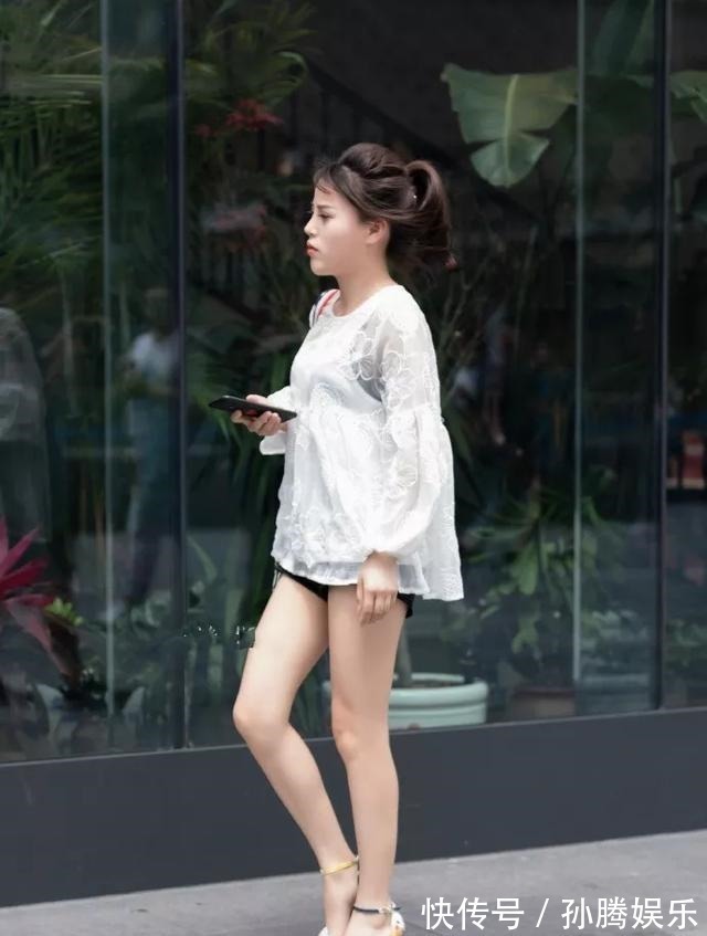 娃娃衫 美女搭配尖头的高跟凉鞋,提升了穿着的舒适感,精致又十分的美观