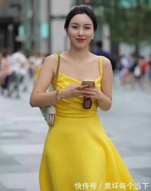 吊带连衣裙 黄色吊带连衣裙搭配白拖鞋,小姐姐既美又白,全身洋溢着优雅气质