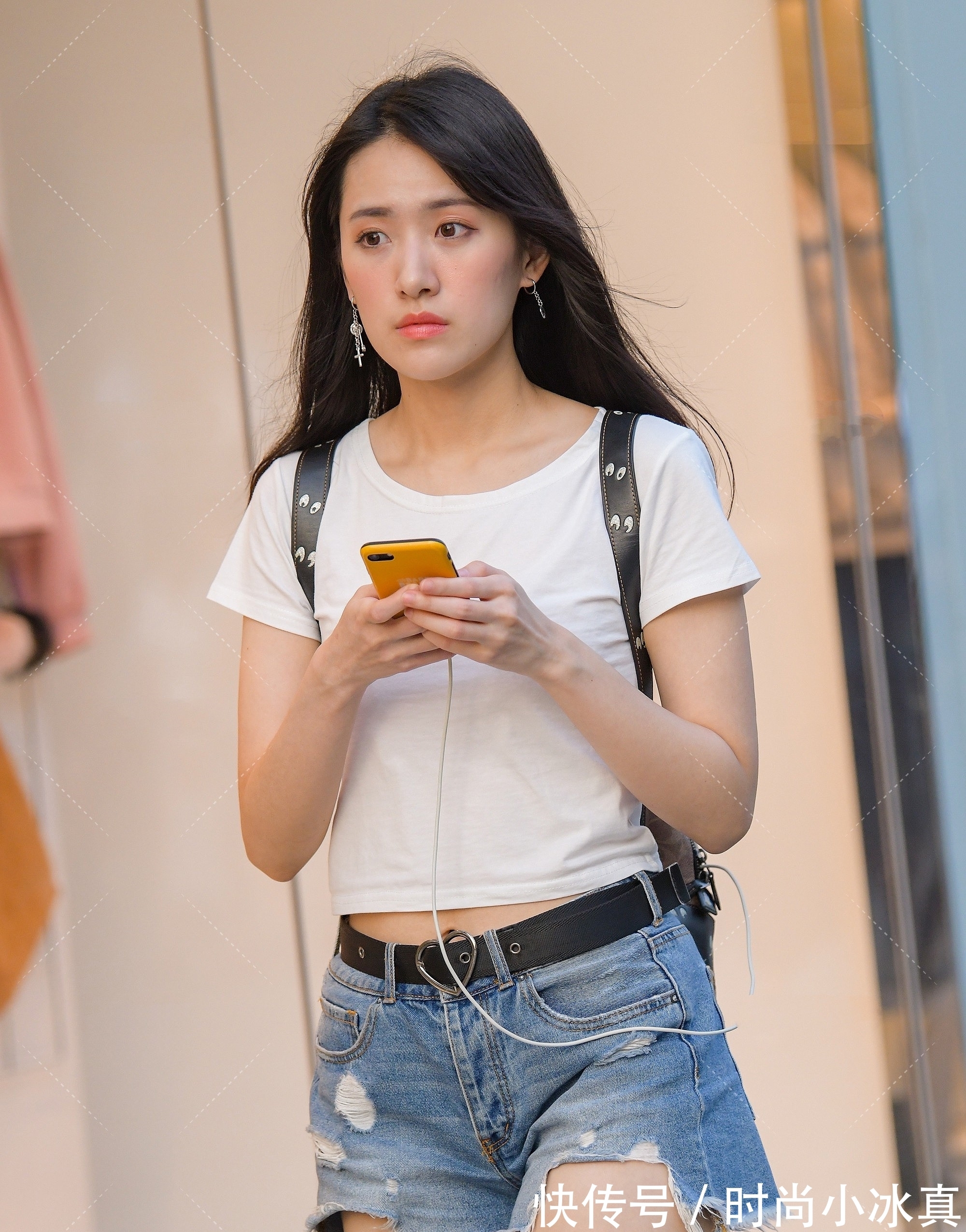 高跟鞋 白色T恤加蓝色短裤,不过时的青春搭配