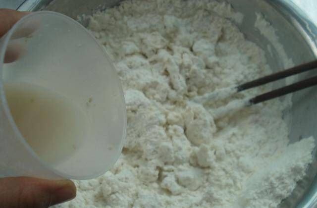 发面|蒸馒头不要只放酵母,多放3样料,20分钟发好面,又松软又有嚼劲