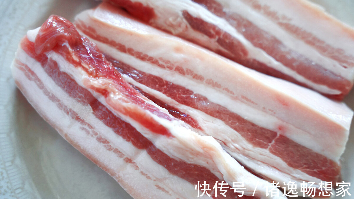 腌腊肉时,直接抹盐就错了,教你用了30年的老方法,更香更耐放