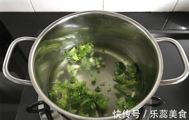 胡萝卜|剩米饭新吃法，如此做，孩子三天两头就想吃，连吃3个才过瘾！