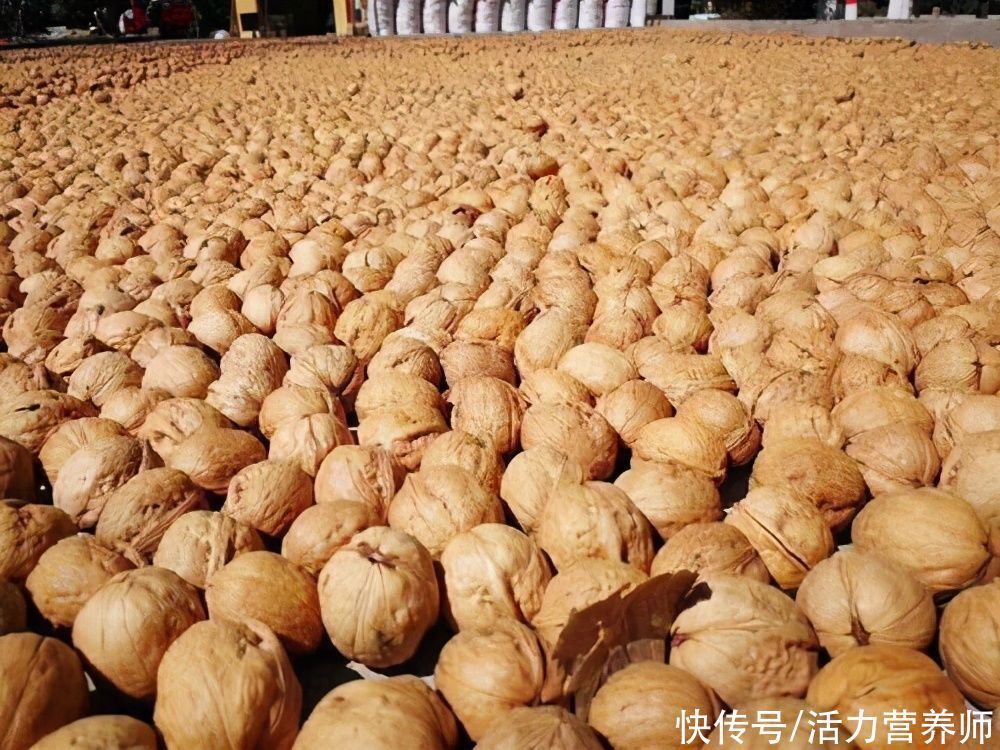 核桃|冬天最适合吃核桃保护心脏和血管,可一天吃几颗最好?多吃不利