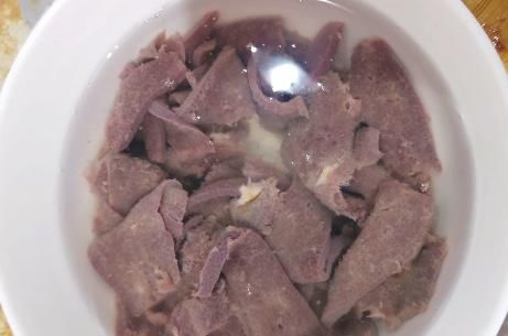 炒猪肝，别直接下锅炒，教你1招技巧，猪肝滑嫩入味，无腥味