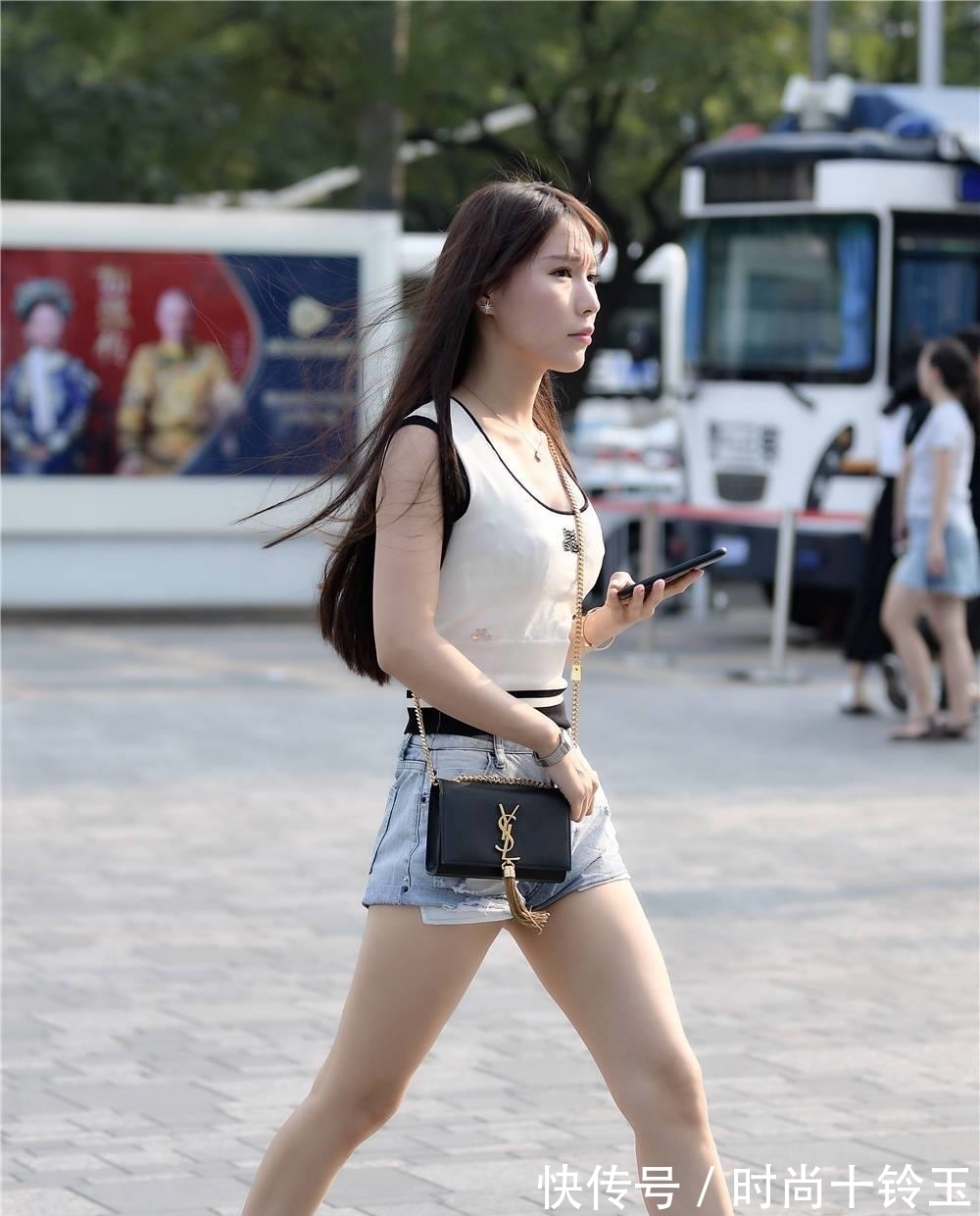 高跟鞋 修身牛仔短裤搭配小白鞋,年轻姑娘的时尚穿搭,简约风格十足