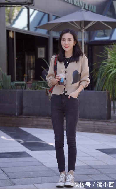 时髦|今秋“奶奶衫+牛仔裤”火了,洋气不说还显瘦,时髦精最爱!