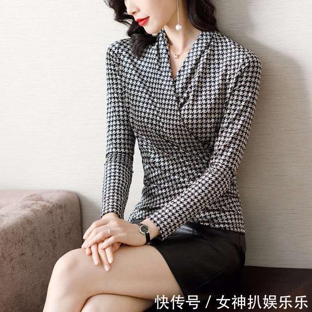 女人过了55,别穿一身黑,建议穿这“千鸟格”女装,显年轻衬肤白