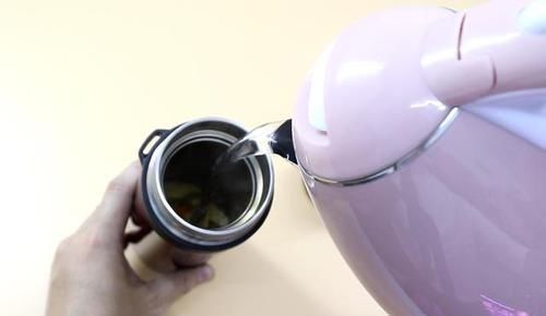 小窍门|如何清洗保温杯?教你一个小窍门,摇一摇就很干净,学会告诉家人