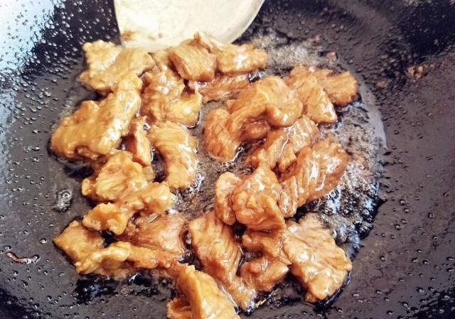 炒牛肉，应该用凉油还是热油？很多人用错，难怪牛肉嚼不动