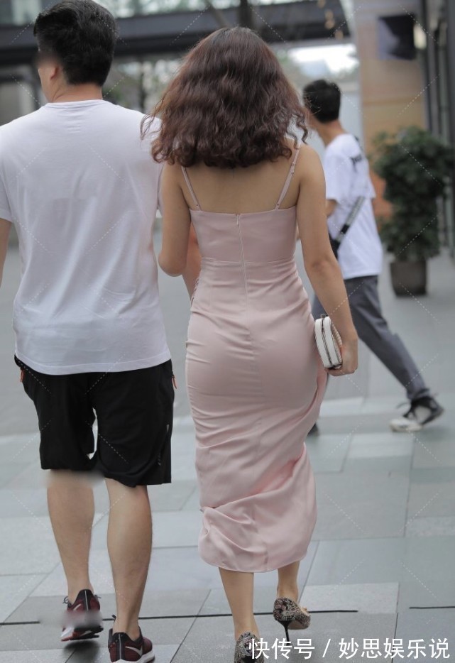 尼龙类 粉色裹身裙乍一看以为是“袈裟”,搭配彩色珍珠高跟鞋时尚感满满