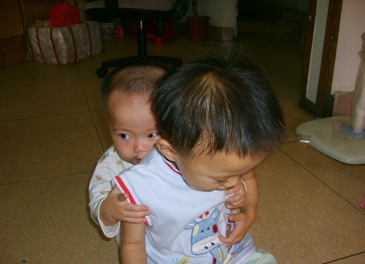 父母|孩子到了这个年龄段,老人就该“撤退了”父母亲自带才最好