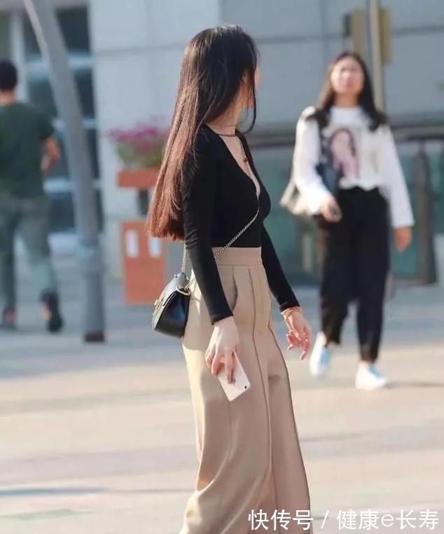 性感 成熟性感的氧气美女,看起来十分俏皮!