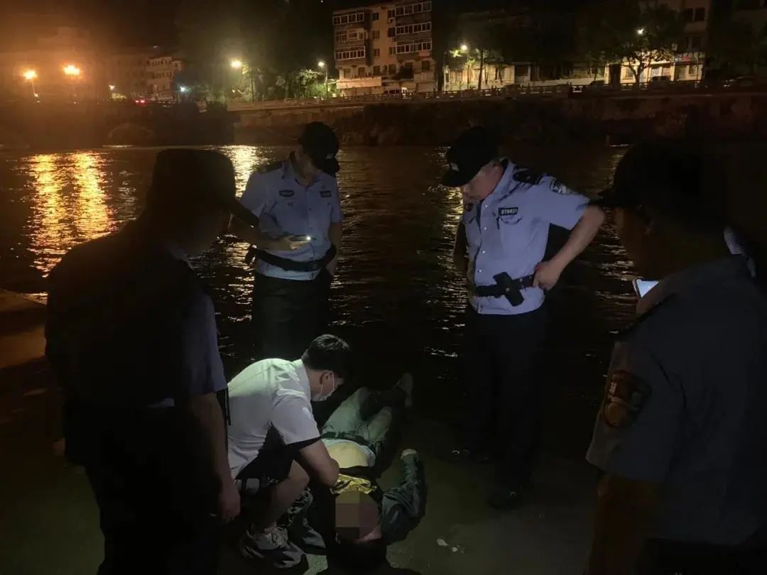 救援|缙云一男子半夜落水，地点与派出所仅一街之隔！民警狂奔至现场救援