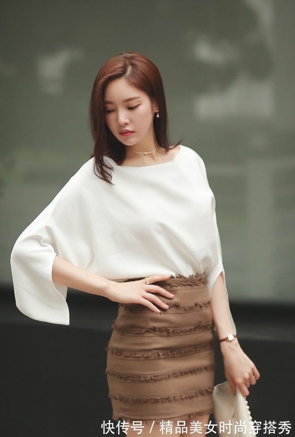 白色|简洁大方的半身裙搭配白色雪纺衫,为你更好地突显出气质