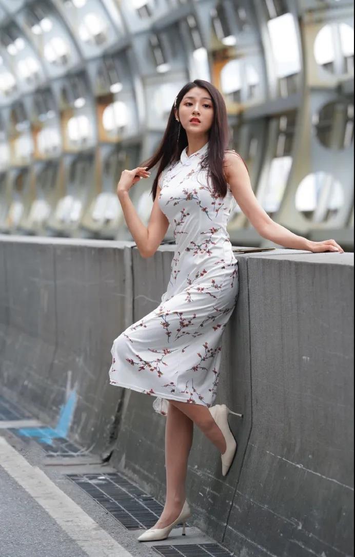 花式|街拍:花式旗袍,展现性感好身材