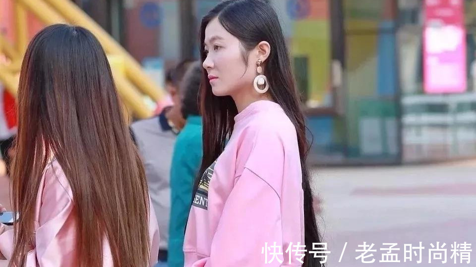 大长腿 街拍: 粉色长袖衫搭蓝色牛仔裤的大长腿美女, 迷人的长发很淑女!