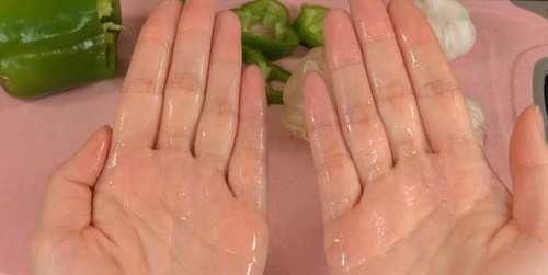 白醋倒在手心搓一搓,效果太棒了,可惜好多人不懂,学会一生有用