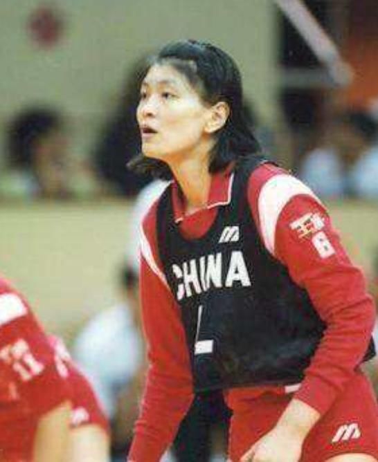 天才|女排天才毀約赴美深造，郎平鏡頭前哽咽聲明，宣布她被永久除名