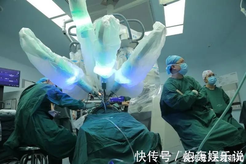 手术|国内首例!交大自研单孔手术机器人展身手