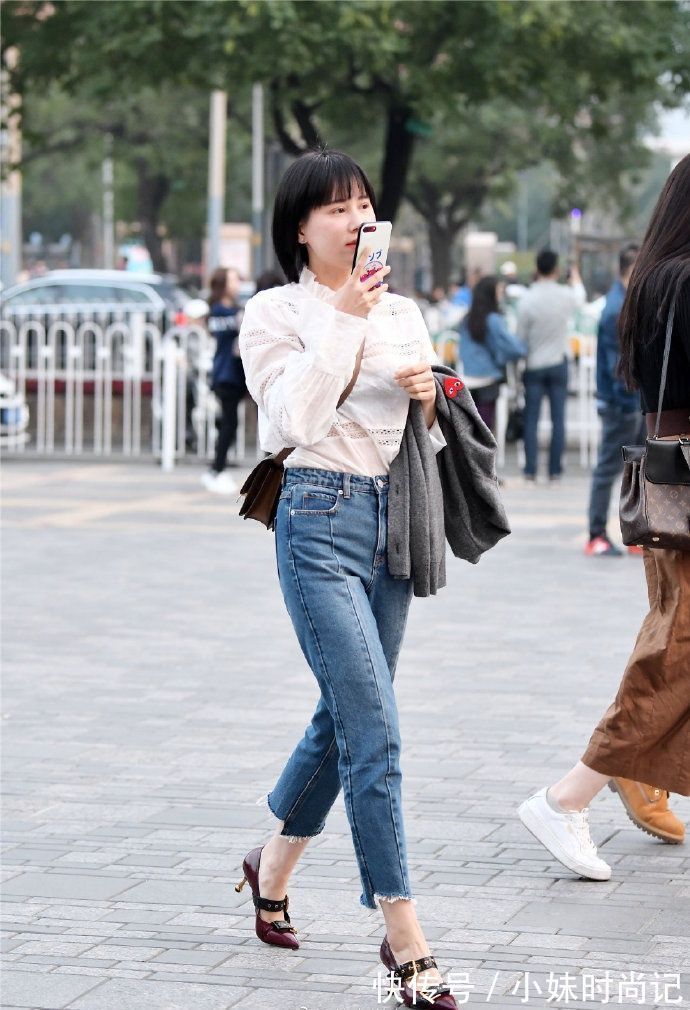 美女 街拍:美女黑色修身牛仔裤搭配黑色长靴,有层次感,显得非常漂亮