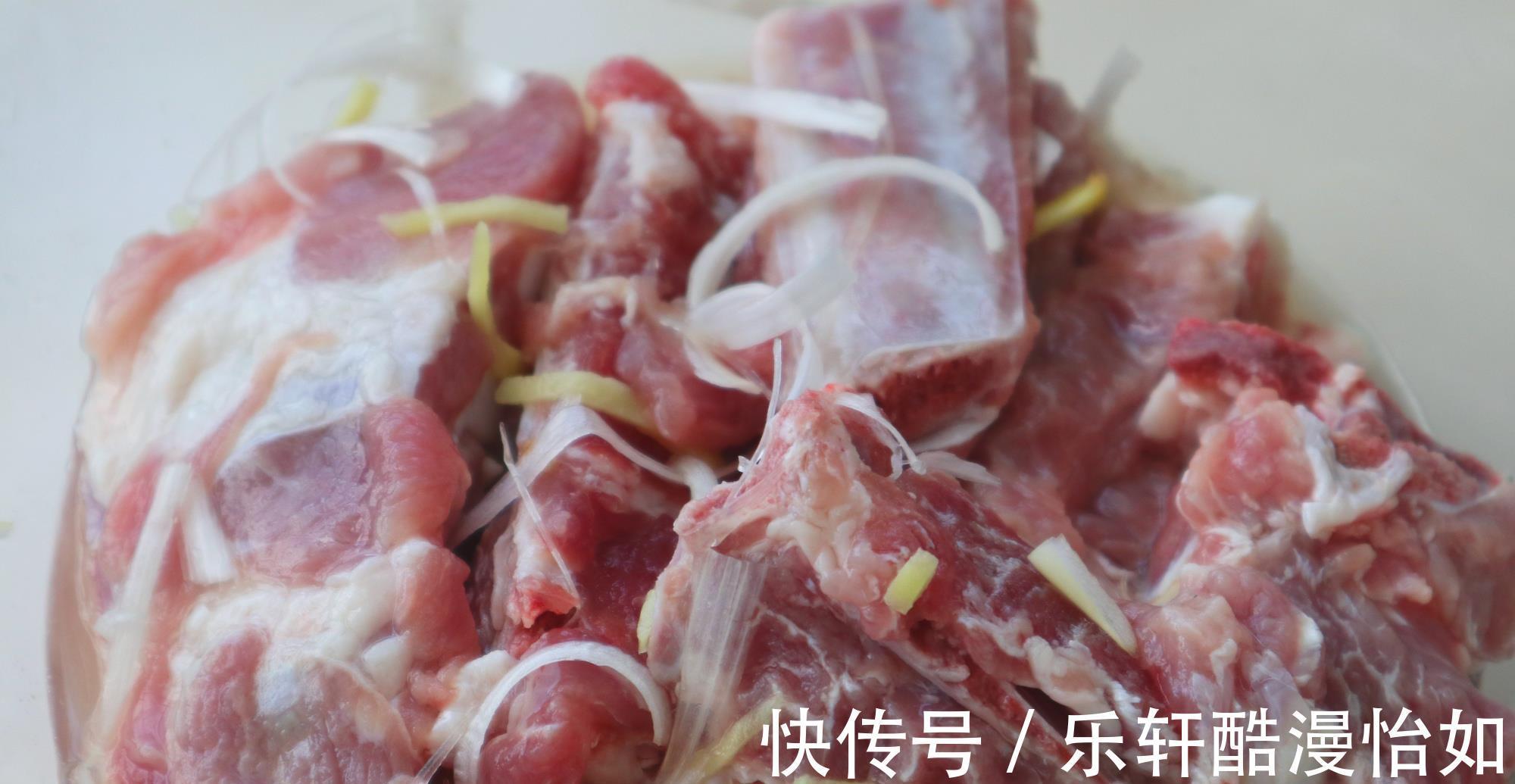 羊脊骨|花了两小时烤的排骨，一出烤箱就抢光，外焦里嫩真馋人，做法简单
