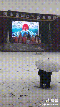 |搞笑GIF:每天来这看广场舞,啥也不图,就心思找个女朋友