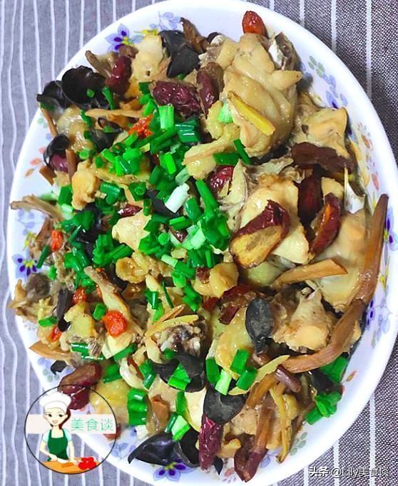  木耳跟此菜是绝配，蒸一蒸就好，营养好吃不上火，常吃提高免疫力