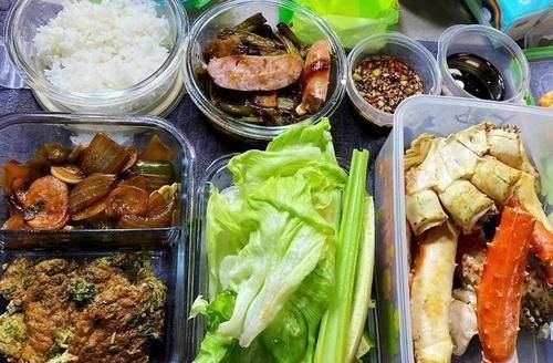 生菜|关晓彤晒剧组伙食，点赞量高达15万，网友：减脂期间也要好好吃饭