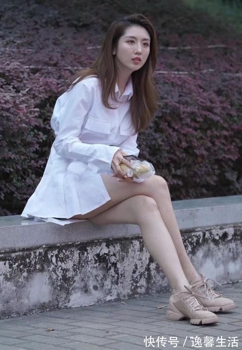 女孩 腿长的女孩就是漂亮,穿“衬衫式连衣裙“秀身材,性感又高雅
