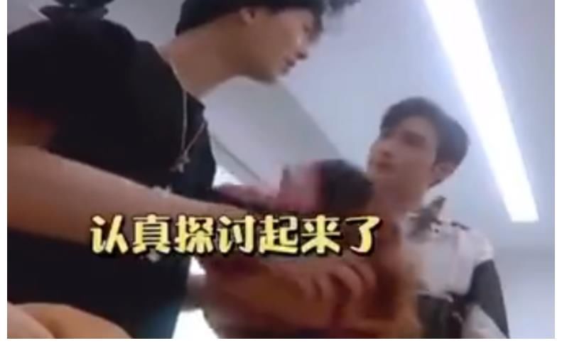 何尔萌|《拜冰轰趴季》评分3.1，看王嘉尔被当成马骑，这评分一点不冤枉