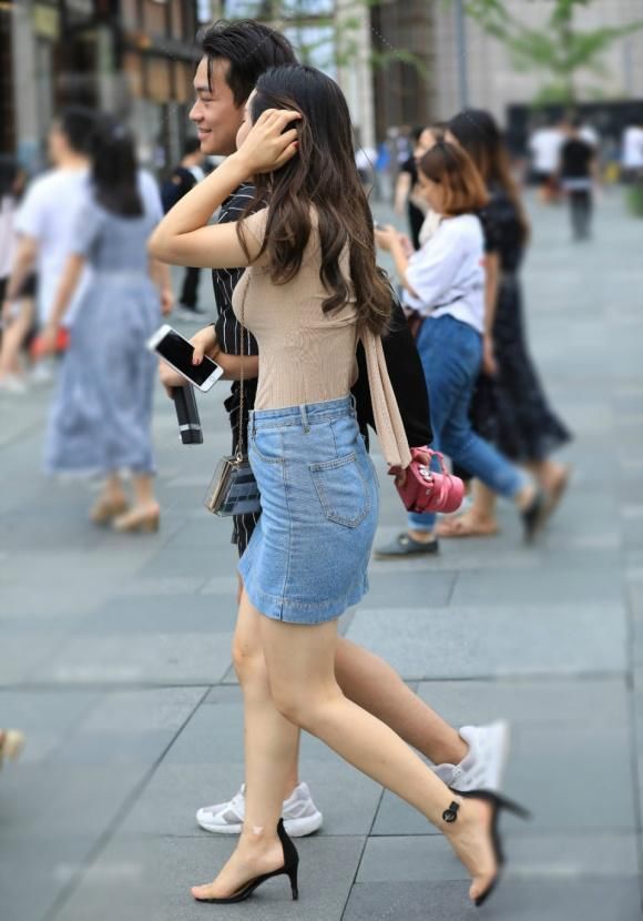 时髦的牛仔短裙，配咖色短袖衫，修身又显气质，穿出青春潇洒的美