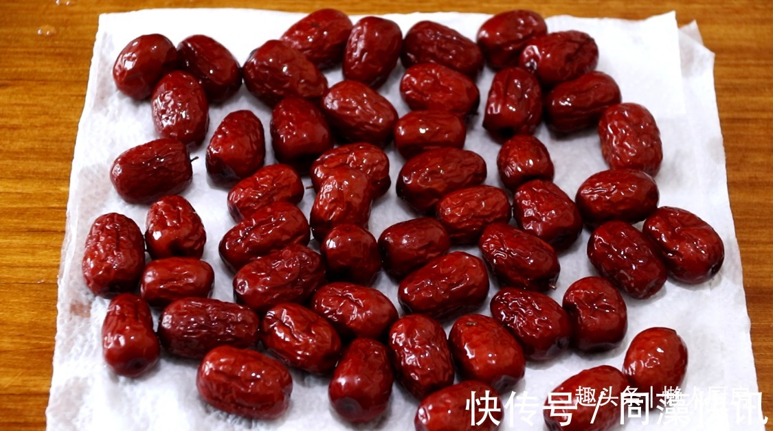 水洗|红枣用水洗一下,捅出枣核,这样低温烤一下,香香脆脆的
