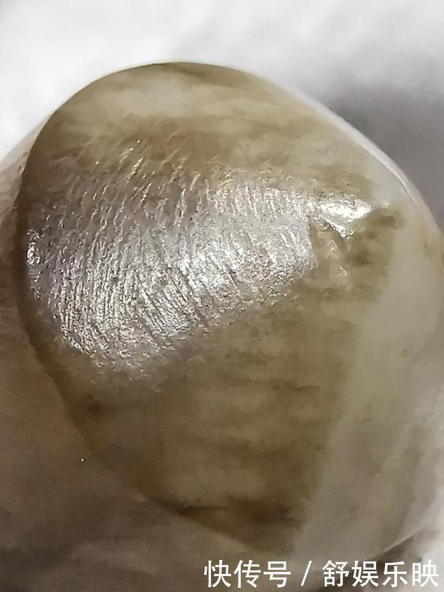 白玉黑沁双孔棱形坠子一般老化特征和老光特征,跟仿品比较