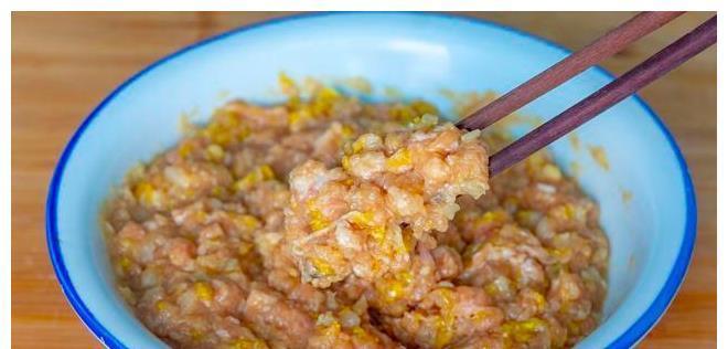 猪肉大葱包|猪肉大葱包好吃有秘诀，教你调馅小技巧，馅香汁浓，吃5个不解馋