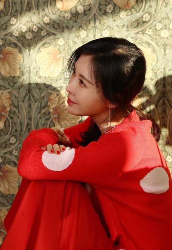 王石39岁娇妻太会穿，红色波点毛衣配半身裙清纯减龄，让人心动