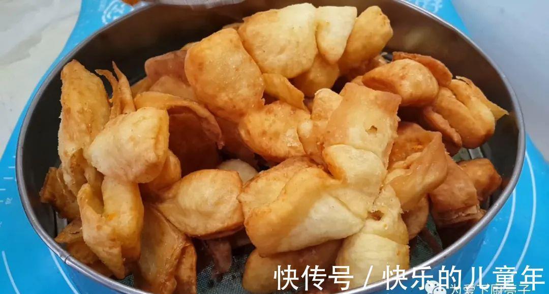 蕉叶不要买着吃了，教你一种新吃法，焦脆香甜，全家老少都抢着吃