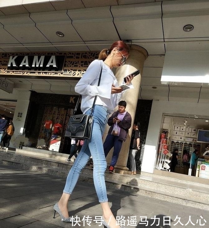 牛仔裤|身材好的妹子,乱选角度都很美,这条牛仔裤也显了神韵