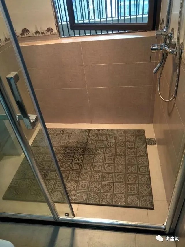 淋浴房|淋浴房还做拉槽就落伍了,现在流行立体瓷砖,防滑功能更强大!