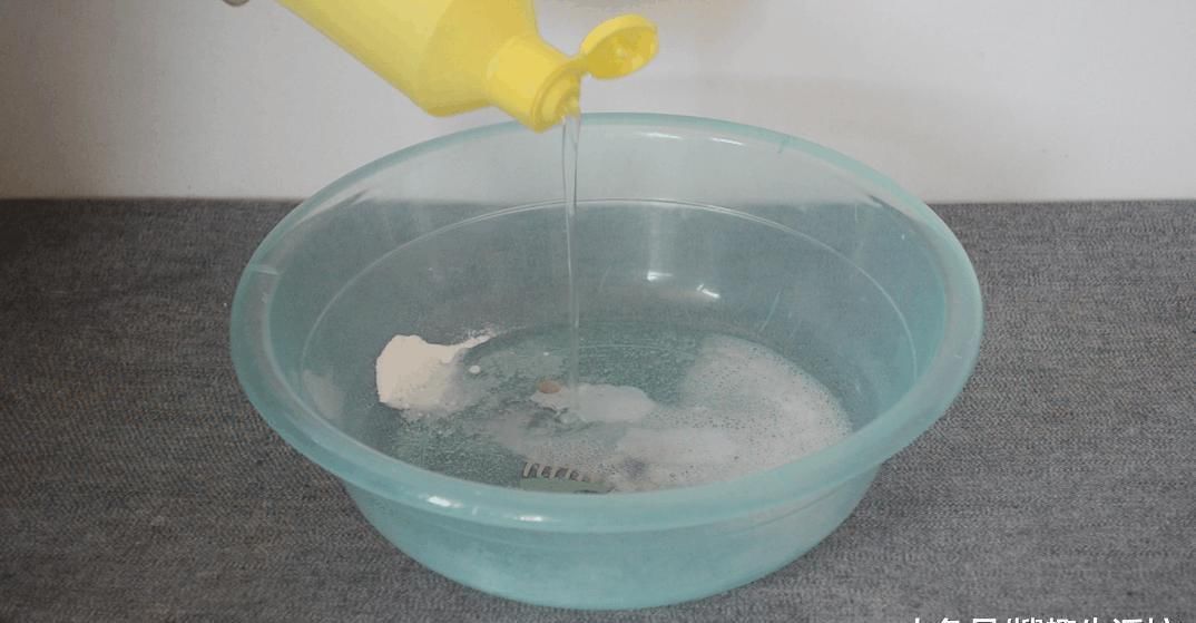 厨房|厨房抹布又脏有油难清洗 教你一招用它泡一泡, 抹布比毛巾还干净