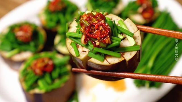好吃|把茄子放锅里蒸一蒸，居然这么好吃，一周做3次都不够，软嫩下饭