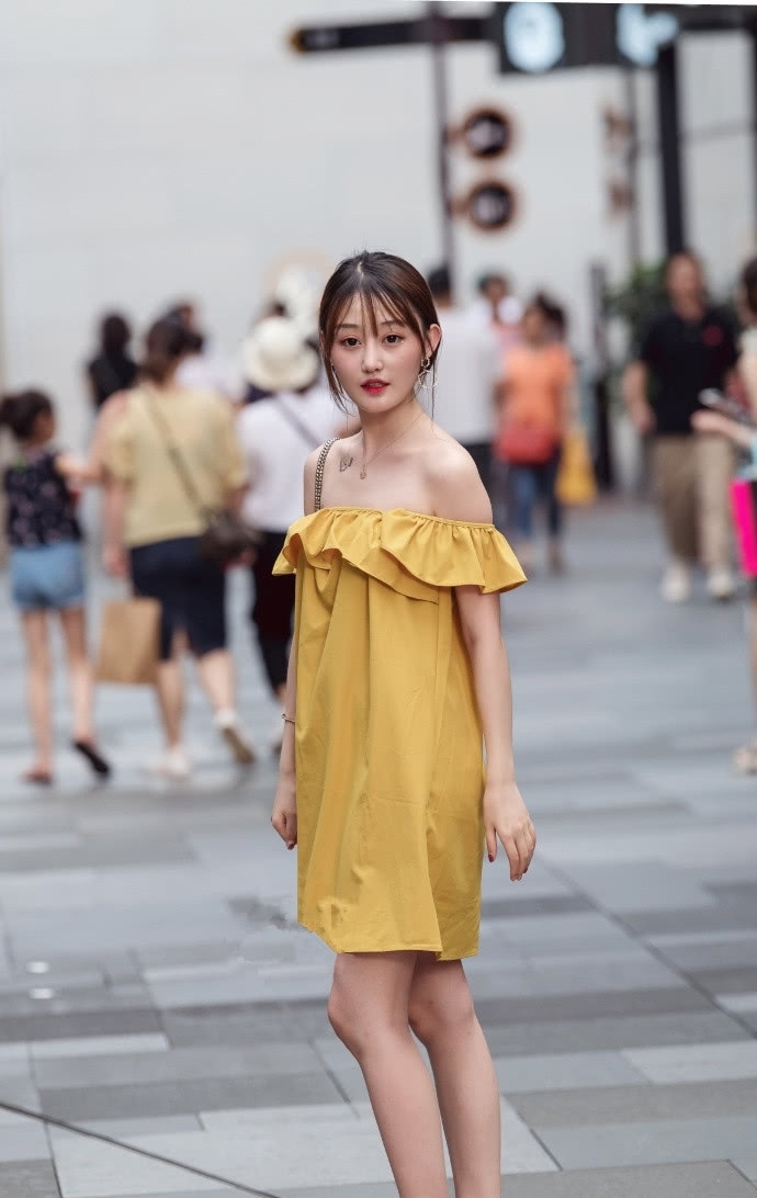 街拍:穿着白色上衣的美女,搭配牛仔短裤,长发及腰尽显女神气质