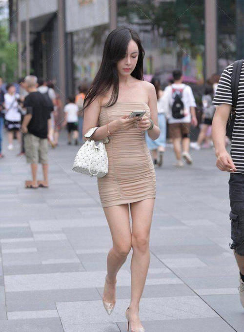 卡其色连衣裙，知性优雅又时尚，褶皱设计让裙子更有层次感