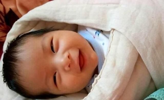 母乳喂养|为什么吃奶粉的孩子,比吃母乳的孩子长的胖?总结出四大点原因