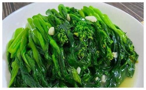 美食推荐：葱香猪耳朵，蒜香耗油甜菜心，豆豉鲮鱼油麦菜，肉炒青笋的