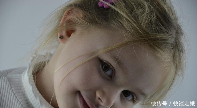 宝爸|3岁女儿睡觉妈妈一旁追剧,看够了帅哥,转头女儿已经没有了气息