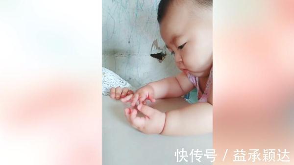 玩具|萌娃想拿起玩具,可肉肉的小手却抓不住,姐姐一看就笑出了声