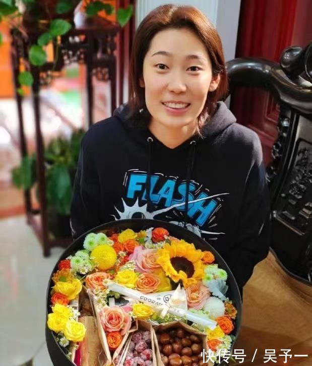 郎平|不见朱婷、张常宁!李盈莹领衔袁心玥、龚翔宇等给大家拜年!