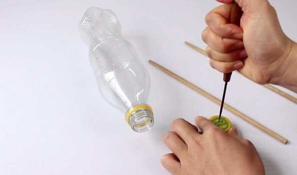 家家户户|塑料瓶上绑2根筷子,解决了家家户户的困扰,在家做10个都不够